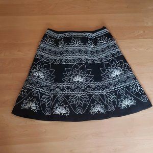 EUC Talbots embroidered size 6 skirt